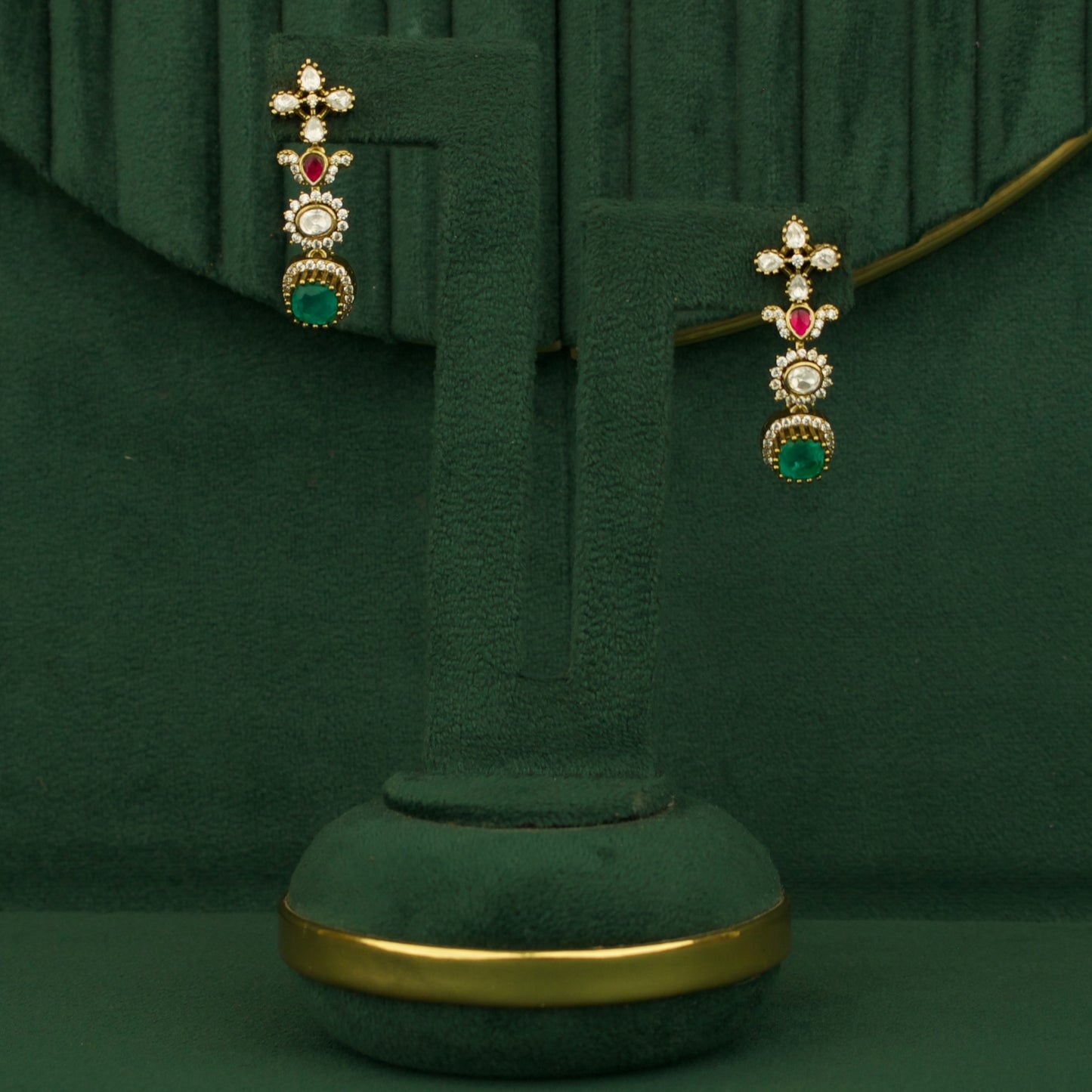 Majestic Victorian Short Necklace With Short Flower Design Earrings