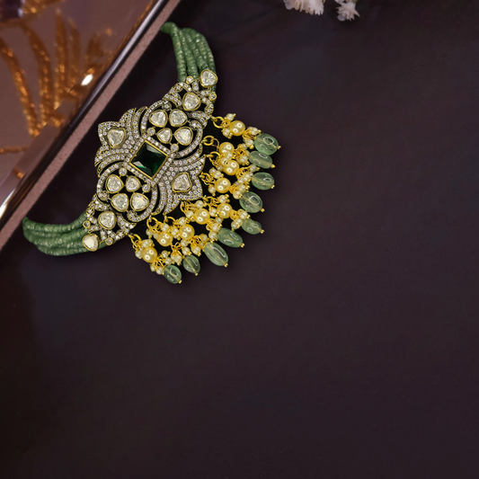 Traditional Victorian Polki Choker set with screw-back earrings. This Victorian Jewellery is available in a Green colour variant. 
