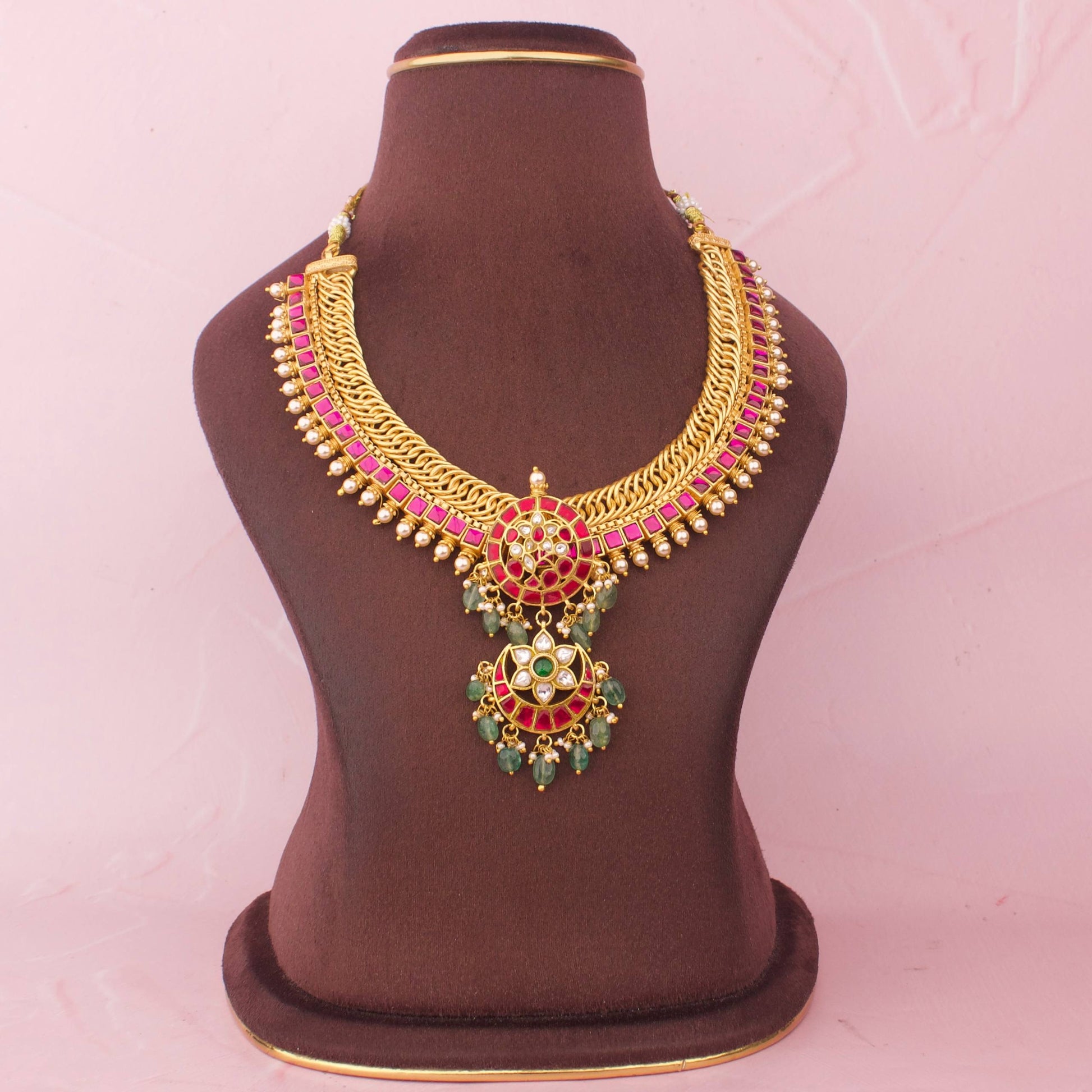 Close-up detailing of Traditional Jalebi Jadau Kundan Necklace With Emerald Beads
