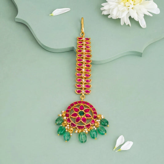 Floral Jadau Kundan Maang Tikka With Emerald Beads