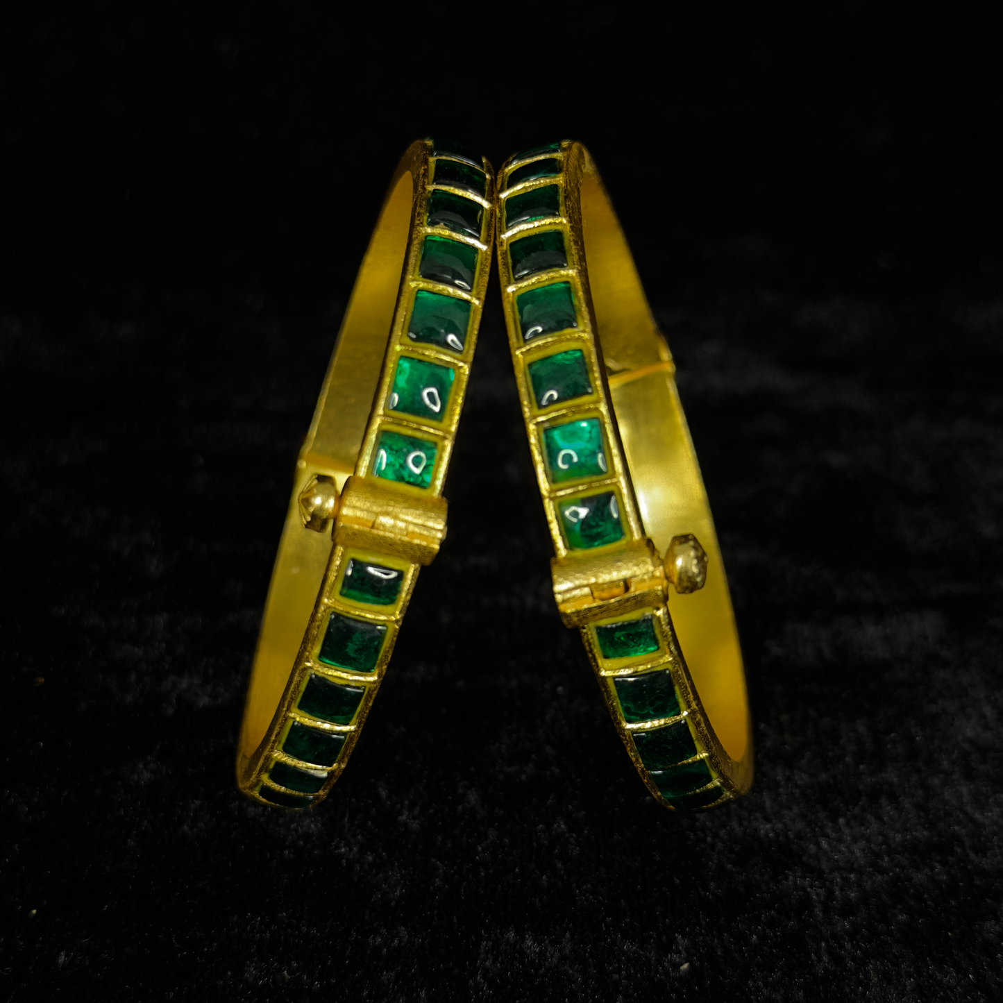 Luxurious Emerald Jadau Kundan Screw Bangles
