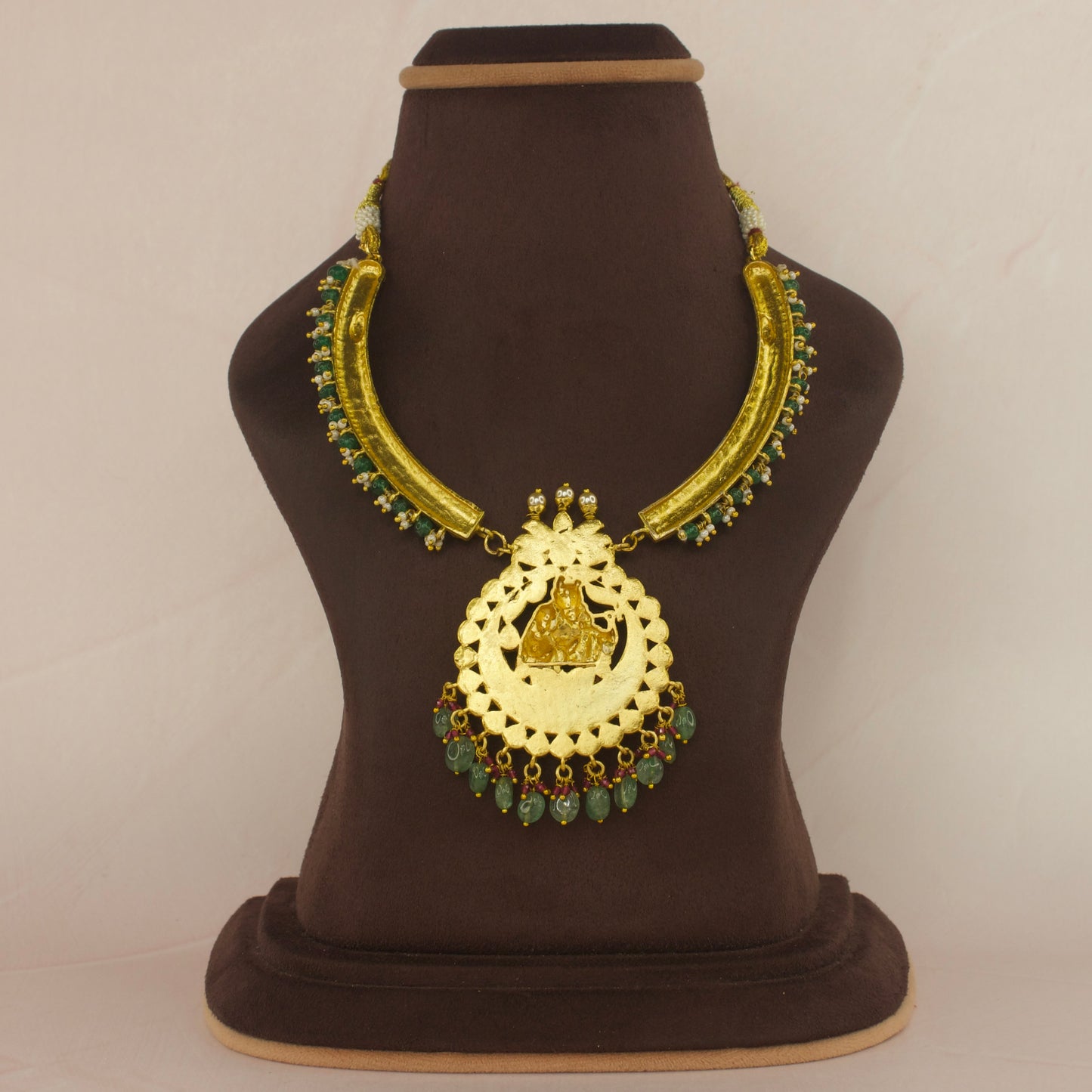 Exquisite Jadau Kundan Kanti Necklace with Detailed Pendantwith 22k gold plating. this product belongs to jadau kundan jewellery category