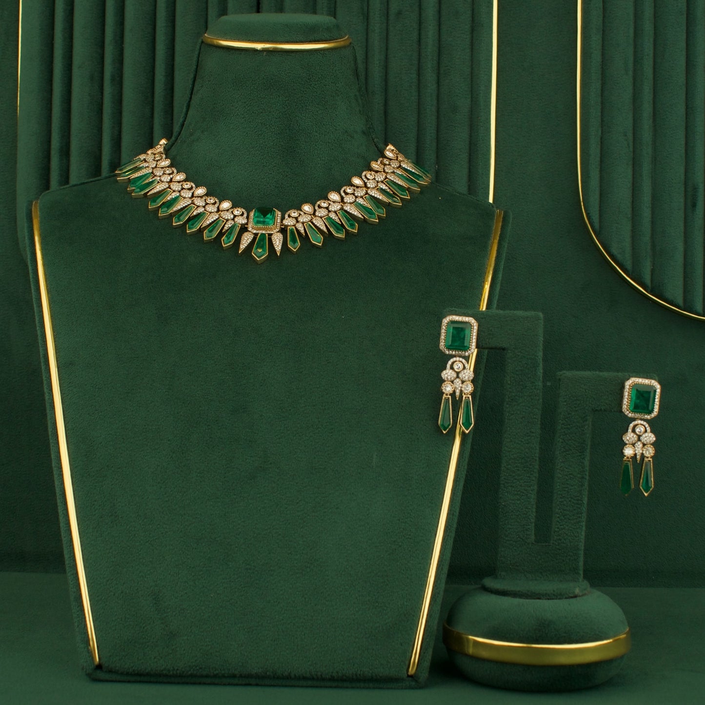 Majestic Victorian Short  Necklace  With  Earrings