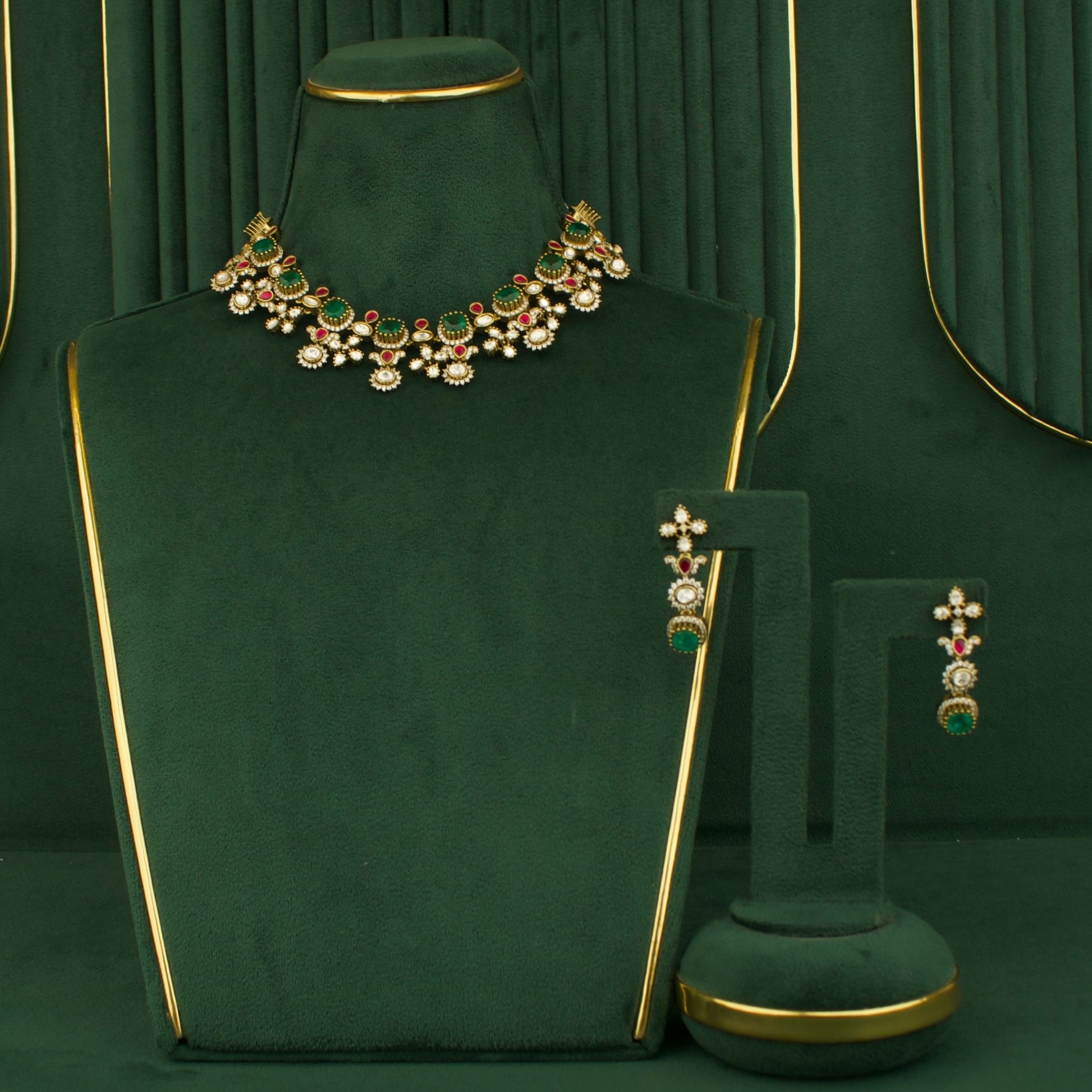 Majestic Victorian Short Necklace With Short Flower Design Earrings