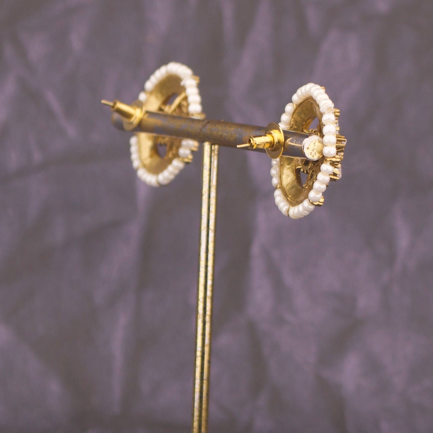 Jadau Kundan Stud Earrings With Floral Design Craftsmanship & Detail View - Dulhan Jewels