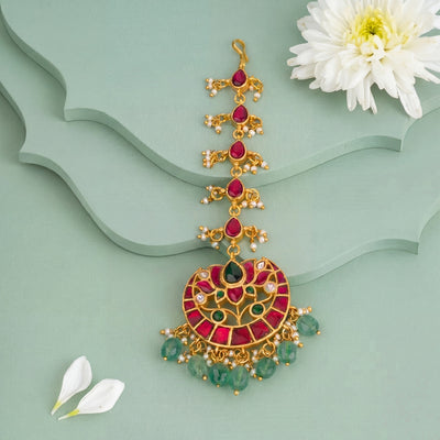 Classic Jadau Kundan Maang Tikka With Green Beads